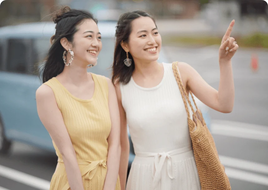 沖縄旅行を楽しむ女性グループ
